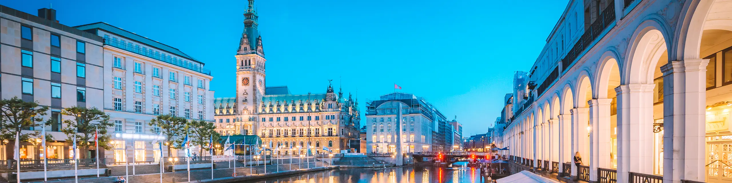 Abendstimmung am Hamburger Rathaus und Alsterarkaden vom Jungfernstieg aus gesehen.