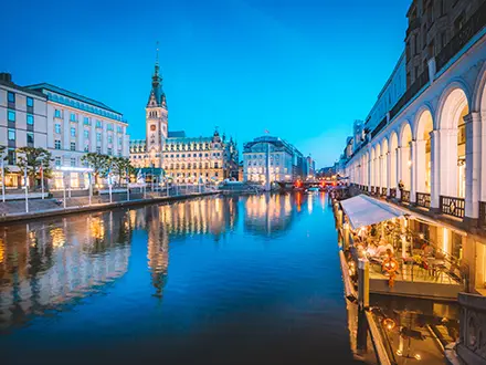 Abendstimmung am Hamburger Rathaus und Alsterarkaden vom Jungfernstieg aus gesehen.