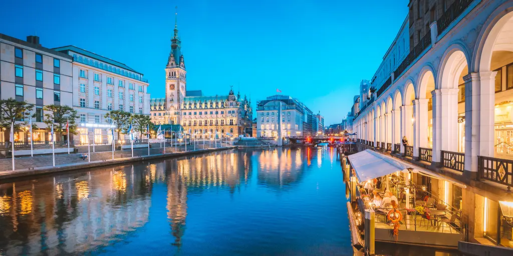 Abendstimmung am Hamburger Rathaus und Alsterarkaden vom Jungfernstieg aus gesehen.