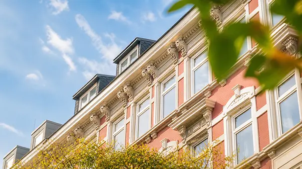 Historische Altbaufassade eines Mehrfamilienhauses mit aufwendig verzierter Gründerzeitarchitektur in Hamburg, Schanze